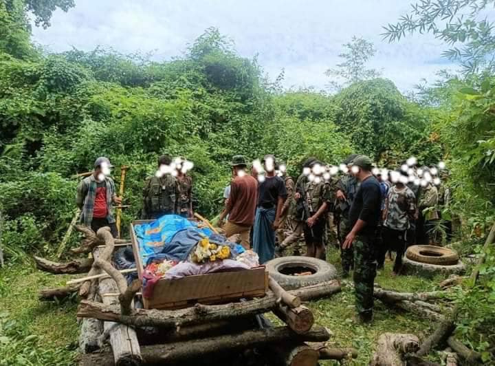 ကျဆုံးရဲဘော်၏ နာရေးအား တွေ့ရစဥ်၊ ဓာတ်ပုံ-TPC -Taze People's Comrades