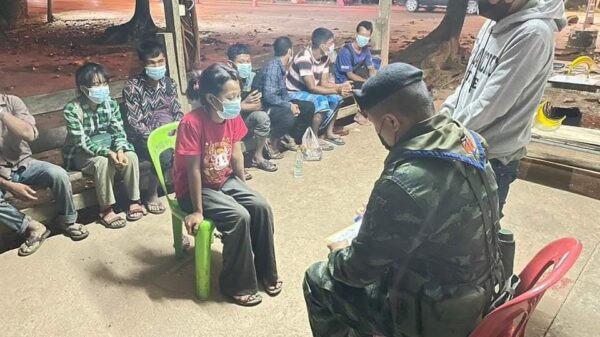 (နိုဝင်ဘာလ ၂ ရက်နှင့် ၃ ရက်က ဖမ်းဆီးခံရသည့် မြန်မာလုပ်သားများကို တွေ့ရစဥ်၊ ဓာတ်ပုံ- ကန်ကျနဘူရီဒေသ သတင်းဌာန)