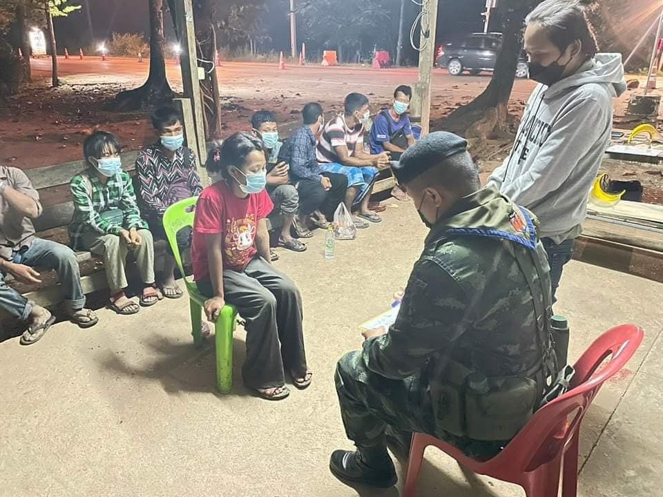 (နိုဝင်ဘာလ ၂ ရက်နှင့် ၃ ရက်က ဖမ်းဆီးခံရသည့် မြန်မာလုပ်သားများကို တွေ့ရစဥ်၊ ဓာတ်ပုံ- ကန်ကျနဘူရီဒေသ သတင်းဌာန)