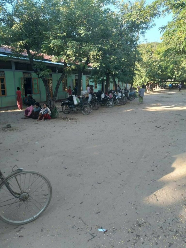 စစ်ဘေးရှောင်နေရသော မြောင်နယ်ဒေသခံများအား တွေ့ရစဥ်၊ ဓာတ်ပုံ - CJ