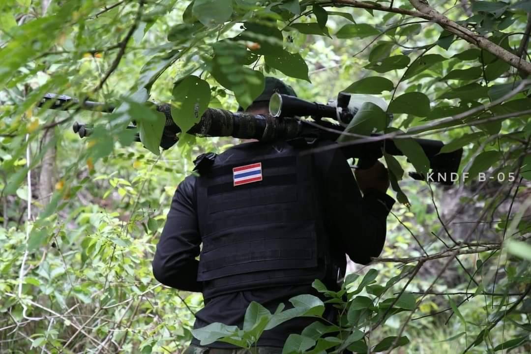 KNDFမှ စနိုက်ပါရဲဘော်နှင့် စစ်ကောင်စီလက်နက်ကြီးကြောင့် ပျက်စီးမှုများအား တွေ့ရစဉ်၊ဓာတ်ပုံ - KNDF
