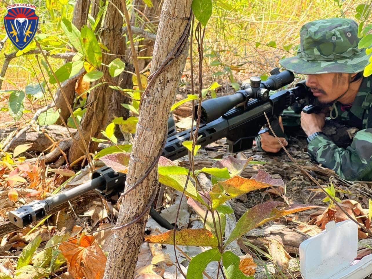 (ကော်ဘရာစစ်ကြောင်းမှ စနိုက်ပါ ပစ်ခတ်နေသော ရဲဘော်တစ်ဦးအား တွေ့ရစဉ်၊ ဓာတ်ပုံ - ကော်ဘရာစစ်ကြောင်း)