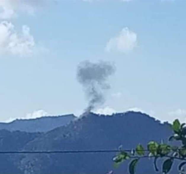 (စစ်​ကောင်စီတပ်က​လေ​ကြောင်းမှဗုံးကျဲတိုက်ခိုက်ပြီး​နောက် တစ်​နေရာတွင် မီး​လောင်းကျွမ်း​နေသည်ကို အ​ဝေးမှ​တွေ့ရစဥ်။ ။ဓါတ်ပုံ-The Chin Journal)