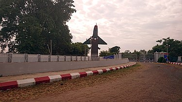 (မကွေးလေတပ်စခန်းဌာနချုပ် အဝင်တစ်နေရာအား တွေ့ရစဥ်)