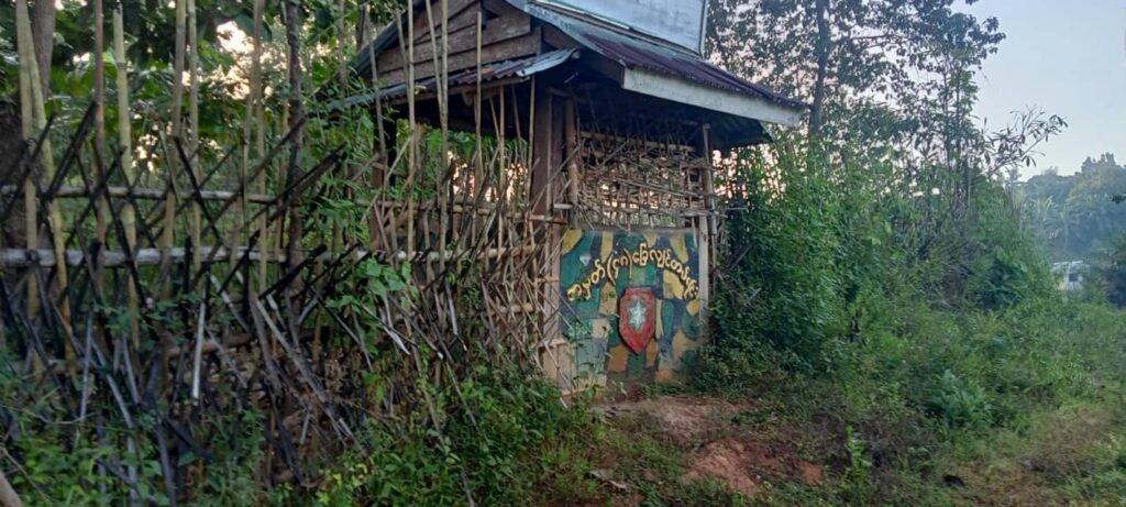 (စခန်းသိမ်းတိုက်ပွဲများအတွင်းမှ သိမ်းဆည်းရမိသော လက်နက်ခဲယမ်းများ၊ ဓာတ်ပုံ - Karen History)