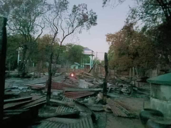 မီးရှို့ဖျက်ဆီးခံရသော နှမ်းဆီကန်ကျေးရွာနေအိမ်များ၊ ဓာတ်ပုံ-We Love Myaing