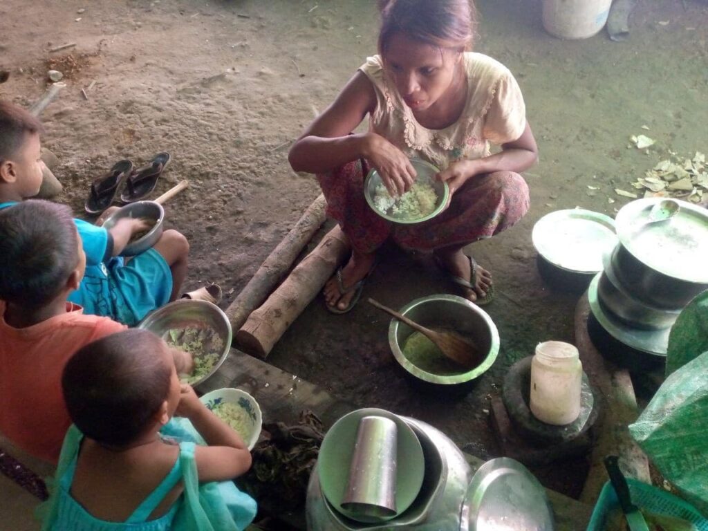မြောက်ဦးမြို့ရှိ မြတန်ဆောင်စစ်ဘေးရှောင်မှ ပြည်သူများအား တွေ့ရစဉ်၊ ဓာတ်ပုံ - Western News