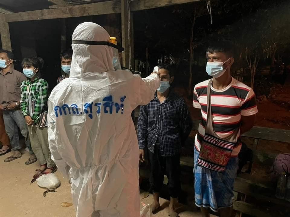 (နိုဝင်ဘာလ ၂ ရက်နှင့် ၃ ရက်က ဖမ်းဆီးခံရသည့် မြန်မာလုပ်သားများကို တွေ့ရစဥ်၊ ဓာတ်ပုံ- ကန်ကျနဘူရီဒေသ သတင်းဌာန)