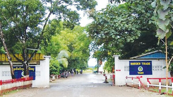 (မြန်မာ- အိန္ဒိယနယ်စပ်ရှိ တမူးနယ်စပ်ကုန်သွယ်​ရေးဂိတ်။ ဓါတ်ပုံ-CJ)