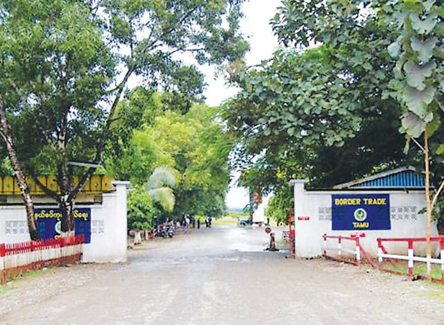 (မြန်မာ- အိန္ဒိယနယ်စပ်ရှိ တမူးနယ်စပ်ကုန်သွယ်​ရေးဂိတ်။ ဓါတ်ပုံ-CJ)