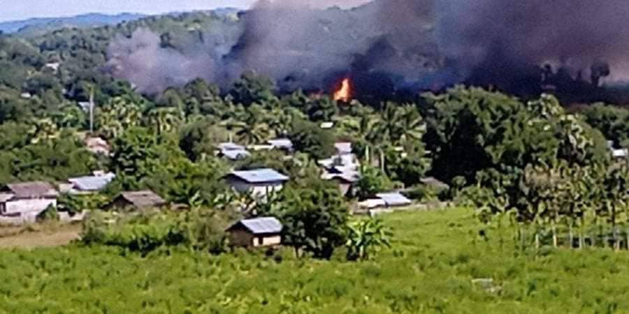 (ဆောမြို့နယ် လက်ပန်းကျေးရွာကို စစ်ကောင်စီတပ် မီးရှို့ဖျက်ဆီးနေစဉ်၊ဓာတ်ပုံ - ပေးပို့)