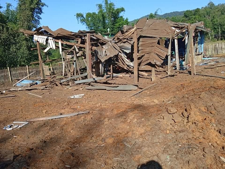 (စစ်ကောင်စီလေယာဥ်ဖြင့် ဗုံကျဲပြီးနောက်အပျက်အစီးများ။ ဓါတ်ပုံ-KNU)