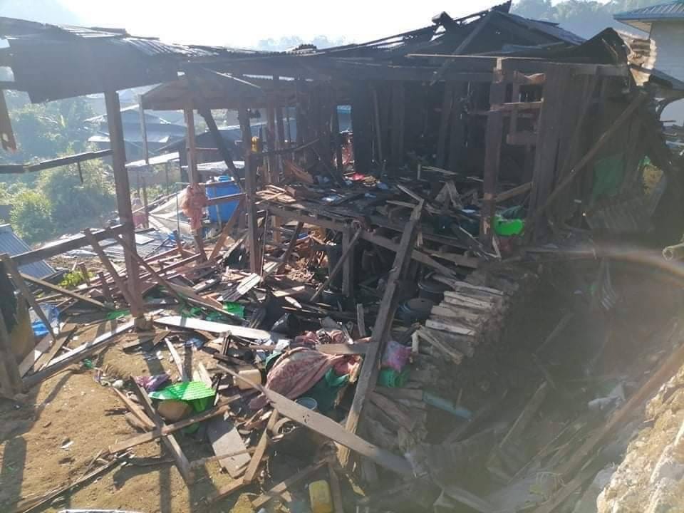 KNDFမှ စနိုက်ပါရဲဘော်နှင့် စစ်ကောင်စီလက်နက်ကြီးကြောင့် ပျက်စီးမှုများအား တွေ့ရစဉ်၊ဓာတ်ပုံ - KNDF