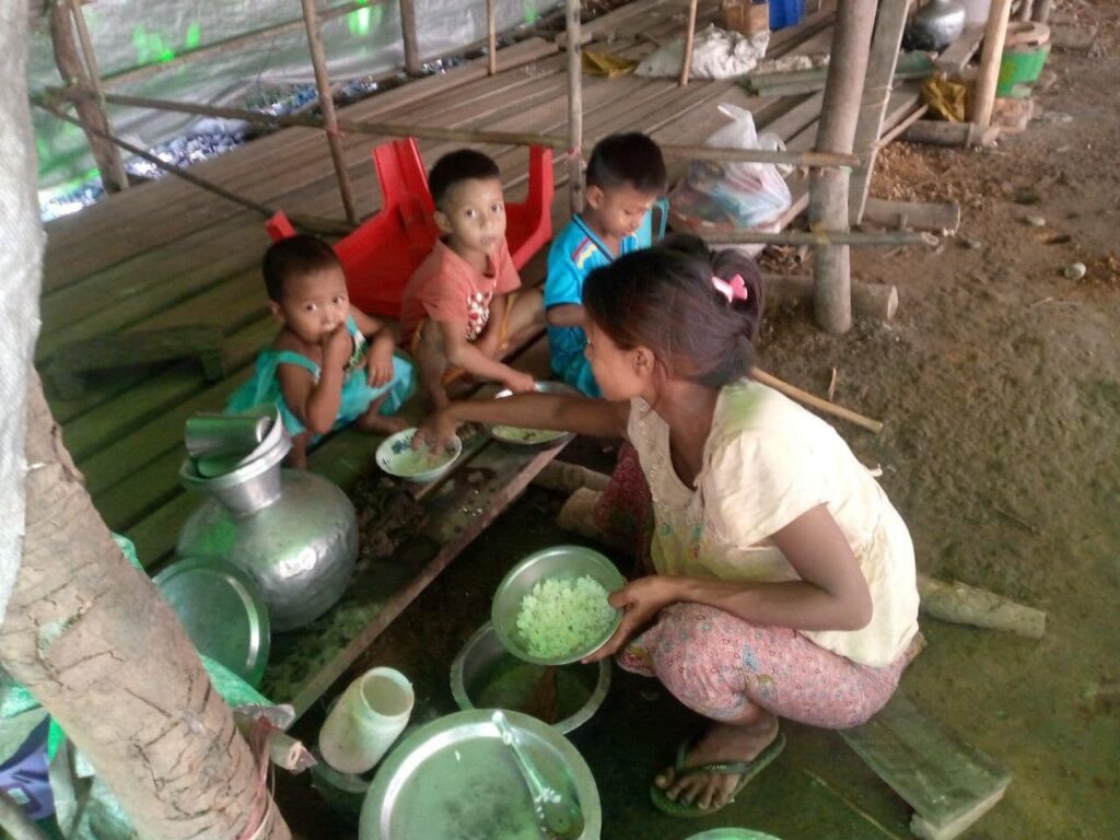 မြောက်ဦးမြို့ရှိ မြတန်ဆောင်စစ်ဘေးရှောင်မှ ပြည်သူများအား တွေ့ရစဉ်၊ ဓာတ်ပုံ - Western News