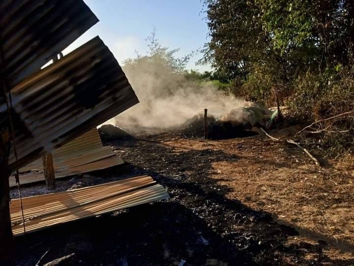 စစ်ကောင်စီတပ် မီးရှို့ဖျက်ဆီးသွားသည့် အုပ်ရှစ်ကုန်းရွာရှိ ကြက်ခြံအပါအဝင် မွေးမြူရေးခြံများ၊ ဓာတ်ပုံ- အရာတော်ပို့စ်