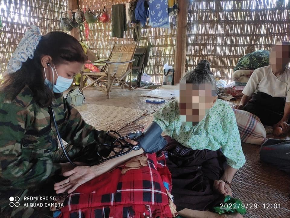 ထီးလင်း PDF ဆေးအဖွဲ့က စစ်ရှောင်များအား ဒုတိယအကြိမ် ကျန်းမာရေးစောင့်ရှောက်မှုပေးနေစဉ်၊ ဓာတ်ပုံ - ထီးလင်း PDF