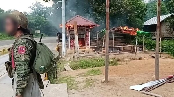 Indaw Revolution(IR)မှ ရဲဘော်တစ်ဦးအား တွေ့ရစဉ်၊ ဓာတ်ပုံ - IR