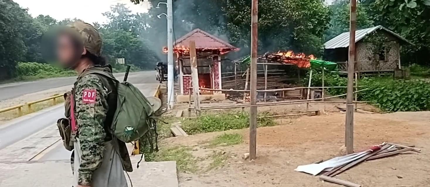 Indaw Revolution(IR)မှ ရဲဘော်တစ်ဦးအား တွေ့ရစဉ်၊ ဓာတ်ပုံ - IR