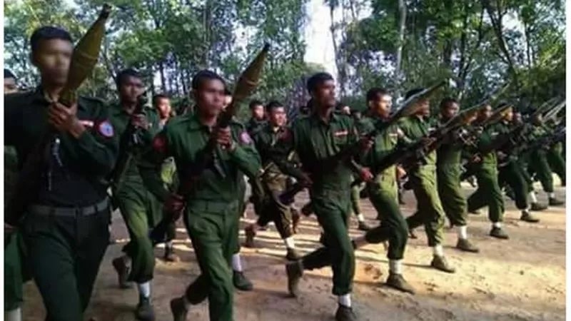 (အေအေတပ်သားများအား တွေ့ရစဉ်၊ ဓာတ်ပုံ - AA)