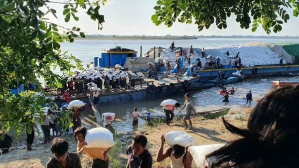 (စစ်​ကောင်စီရိက္ခာတင် သင်္ဘာမှ ဆန်များကို PDFများကပြည်သူများကို​ပေး​ဝေ​နေစဥ် ။ ။ဓါတ်ပုံ-CDSOM)