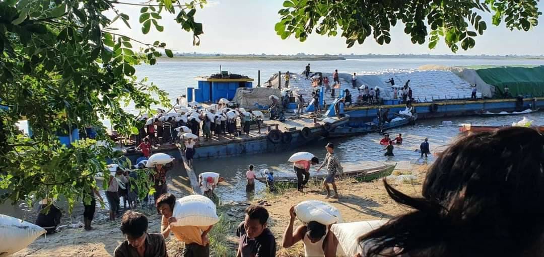 (စစ်​ကောင်စီရိက္ခာတင် သင်္ဘာမှ ဆန်များကို PDFများကပြည်သူများကို​ပေး​ဝေ​နေစဥ် ။ ။ဓါတ်ပုံ-CDSOM)