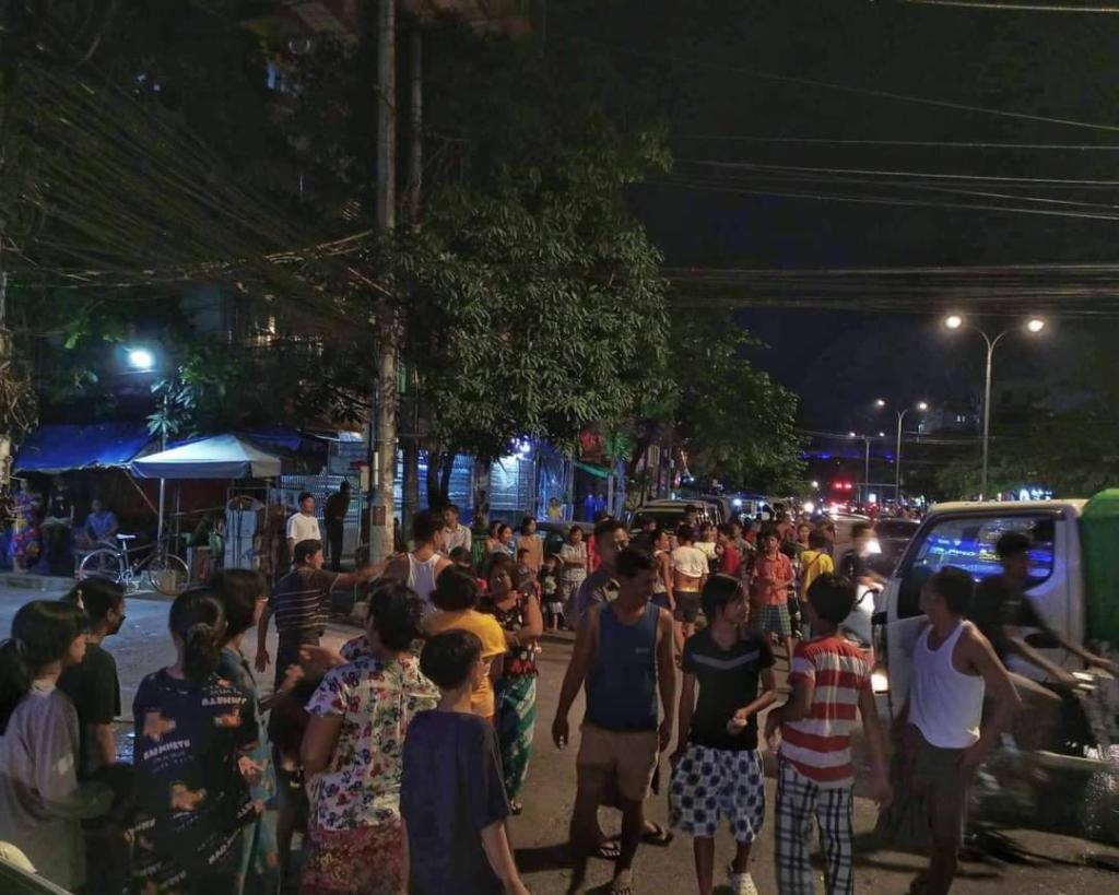 (ရန်ကုန်မြို့ ဦးချစ်မောင်လမ်းပေါ်တွင် တန်ဆောင်မုန်း လပြည့်နေ့ ပံ့သကူကောက်နေကြသည့် မြင်ကွင်းများ Photo / AAMIJ)