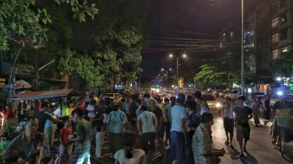 (ရန်ကုန်မြို့ ဦးချစ်မောင်လမ်းပေါ်တွင် တန်ဆောင်မုန်း လပြည့်နေ့ ပံ့သကူကောက်နေကြသည့် မြင်ကွင်းများ Photo / AAMIJ)