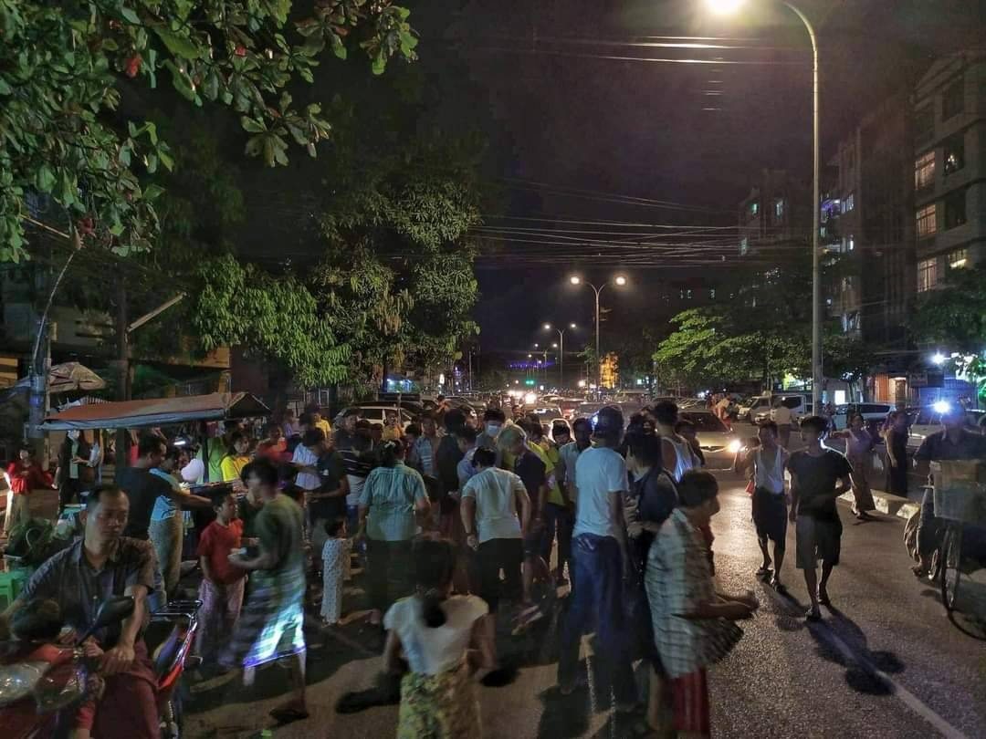 (ရန်ကုန်မြို့ ဦးချစ်မောင်လမ်းပေါ်တွင် တန်ဆောင်မုန်း လပြည့်နေ့ ပံ့သကူကောက်နေကြသည့် မြင်ကွင်းများ Photo / AAMIJ)