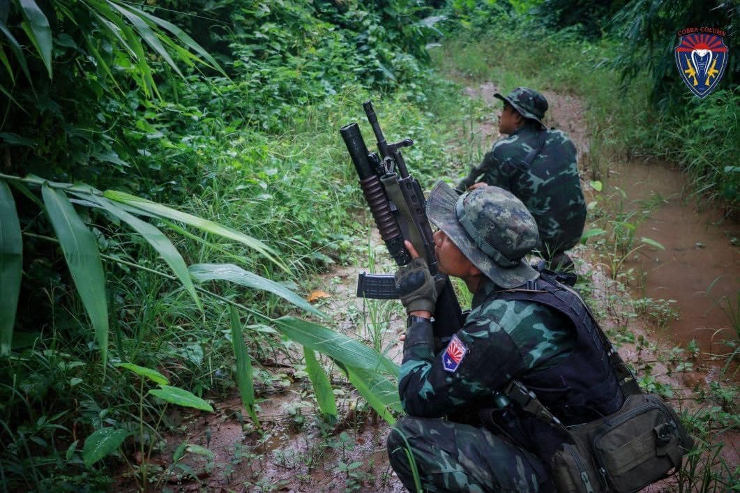 (ကော်ဘရာစစ်ကြောင်းမှ ရဲဘော်များအား တွေ့ရစဉ်၊ဓာတ်ပုံ - ကော်ဘရာစစ်ကြောင်း)