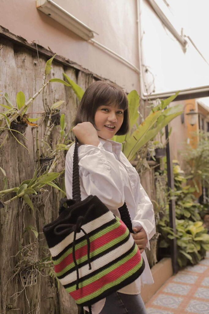 ချင်းပြည်နယ်က ဆေးခန်းတစ်ခုအတွက် Crochet ထည်လေးများရောင်းချမည့် ပိုင်ဖြိုးသု