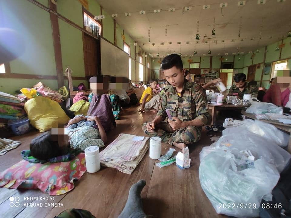 ထီးလင်း PDF ဆေးအဖွဲ့က စစ်ရှောင်များအား ဒုတိယအကြိမ် ကျန်းမာရေးစောင့်ရှောက်မှုပေးနေစဉ်၊ ဓာတ်ပုံ - ထီးလင်း PDF
