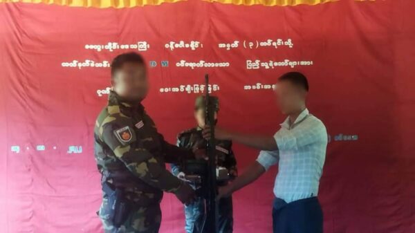 (ဆောမြို့မရဲစခန်းမှ အလင်းဝင်လာသည့် ရဲတပ်သားများကို ဂုဏ်ပြုသည့်အခမ်းအနား ပြုလုပ်ခဲ့စဥ်။ ။ဓာတ်ပုံ NUG)