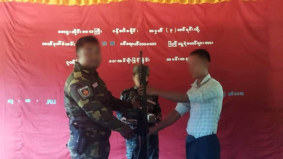 (ဆောမြို့မရဲစခန်းမှ အလင်းဝင်လာသည့် ရဲတပ်သားများကို ဂုဏ်ပြုသည့်အခမ်းအနား ပြုလုပ်ခဲ့စဥ်။ ။ဓာတ်ပုံ NUG)
