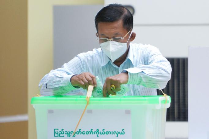 ၂၀၂၀ ရွေးကောက်ပွဲမှာ မဲပေးနေတဲ့ အာဏာသိမ်း စစ်ကောင်စီခေါင်းဆောင်