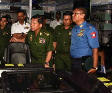 ဦးနေအောင်၏ အကို ရေတပ်ချုပ် ဗိုလ်ချုပ်ကြီး မိုးအောင်နှင့် အာဏာသိမ်းခေါင်းဆောင်မင်းအောင်လှိုင်။ဓါတ်ပုံ-စစ်ကောင်စီ