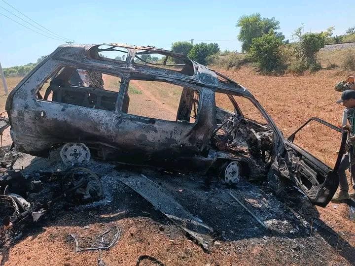 (မီးရှို့ဖျက်ဆီးခံခဲ့ရသော ကားတစ်စီးအား တွေ့ရစဥ်။ဓါတ်ပုံ-ကြောင်လက်သည်း ပြည်သူ့ကာကွယ်ရေးတပ်)