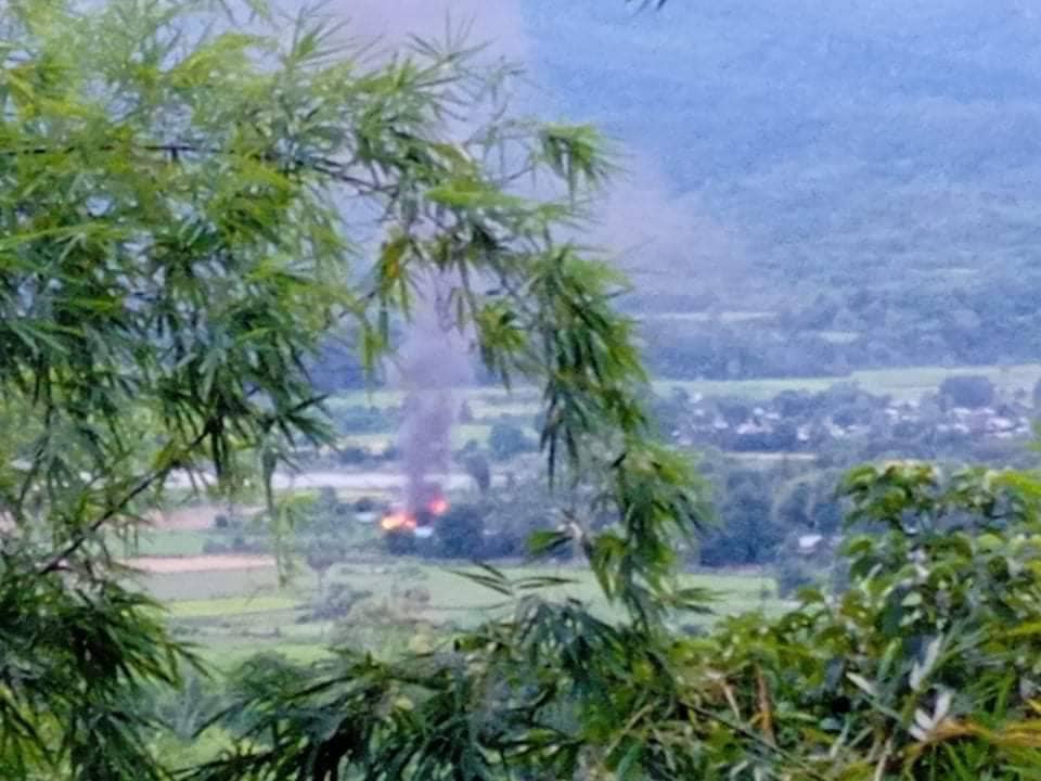 (စစ်ကောင်စီတပ်က မီးရှို့နေသော လက်ပန်းရွာအား တွေ့ရစဥ်၊ ဓာတ်ပုံ -ကျောက်ထု PDF)