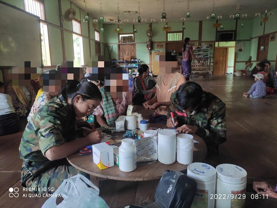 ထီးလင်း PDF ဆေးအဖွဲ့က စစ်ရှောင်များအား ဒုတိယအကြိမ် ကျန်းမာရေးစောင့်ရှောက်မှုပေးနေစဉ်၊ ဓာတ်ပုံ - ထီးလင်း PDF