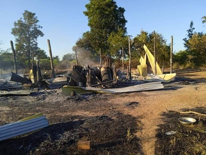 စစ်ကောင်စီတပ် မီးရှို့ဖျက်ဆီးသွားသည့် အုပ်ရှစ်ကုန်းရွာရှိ ကြက်ခြံအပါအဝင် မွေးမြူရေးခြံများ၊ ဓာတ်ပုံ- အရာတော်ပို့စ်