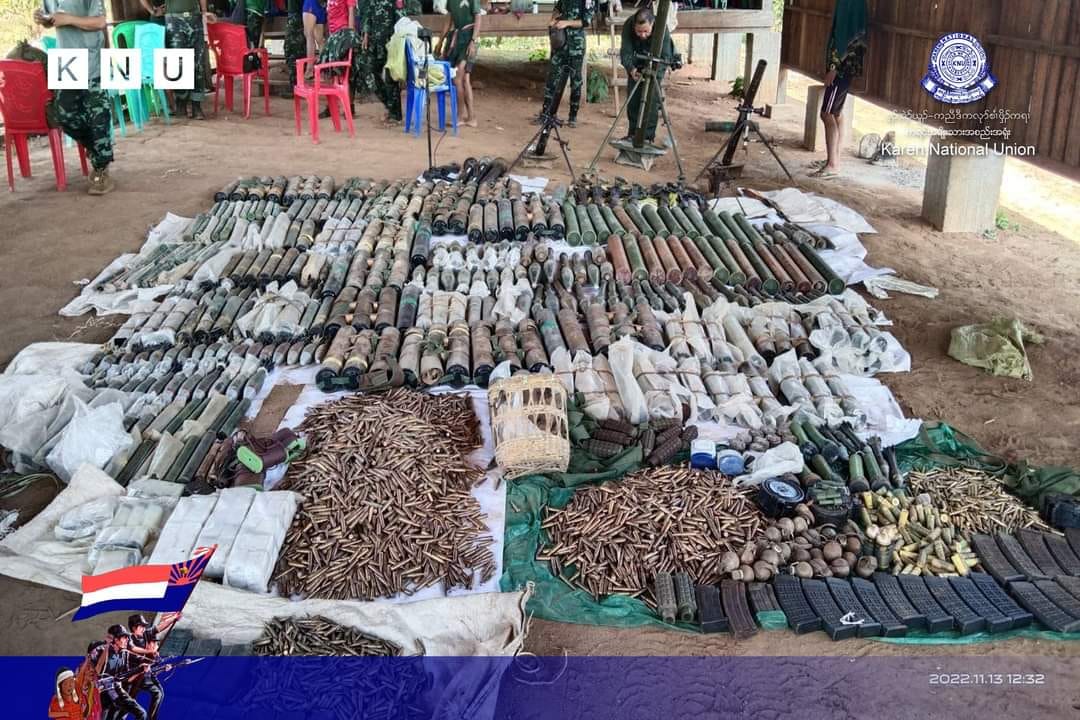 (စစ်ကာင်စီတပ်ထံမှ သိမ်းဆည်းရမိ​သော လက်နက်ခဲယမ်းများနှင့် KNLAတပ်ဖွဲ့ဝင်များ ။ဓါတ်ပုံ-KNU)