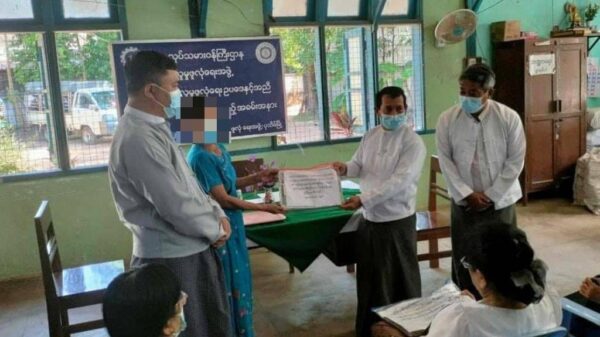 (လူမူဖူလုံရေး ထောက်ပံ့ကြေးငွေပေးအပ်နေစဥ်၊ ဓာတ်ပုံ - CJ)