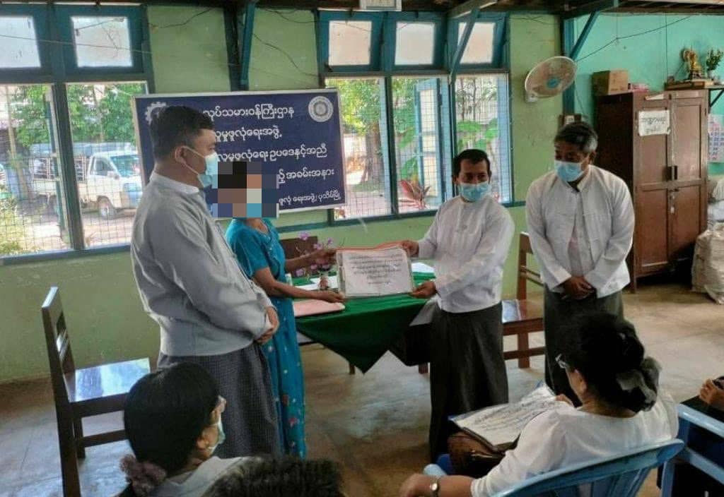 (လူမူဖူလုံရေး ထောက်ပံ့ကြေးငွေပေးအပ်နေစဥ်၊ ဓာတ်ပုံ - CJ)