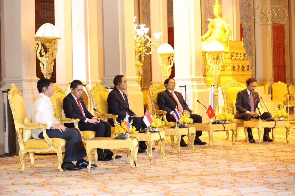 ထိပ်သီးအစည်းအဝေးမစတင်မီ အာဆီယံခေါင်းဆောင်တွေကို ကမ္ဘောဒီးယားနန်းတော်မှာတွေ့ရစဉ်