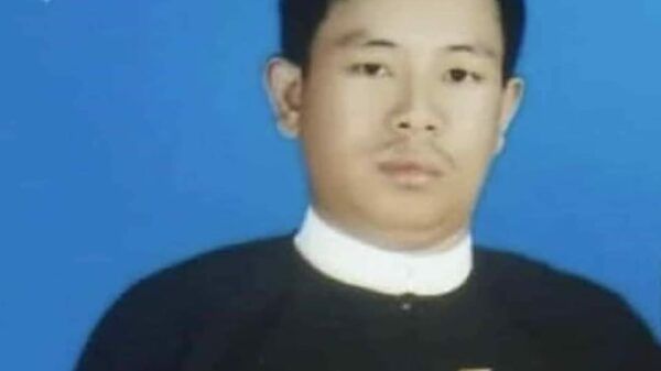 စစ်ကာင်စီ၏​ကောလင်းမြို့နယ်တွဲဖက်တရားသူကြီးပါဆယ်ဗုံး​ပေါက်၍​သေဆုံး