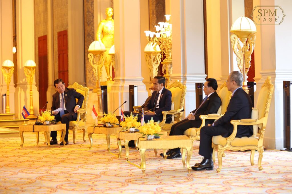 ထိပ်သီးအစည်းအဝေးမစတင်မီ အာဆီယံခေါင်းဆောင်တွေကို ကမ္ဘောဒီးယားနန်းတော်မှာတွေ့ရစဉ်