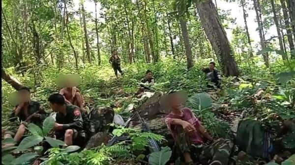 အင်းတော် PDFမှ ရဲဘော်များအား တွေ့ရစဉ်၊ ဓာတ်ပုံ - IR