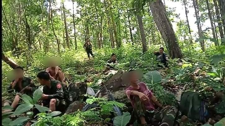 အင်းတော် PDFမှ ရဲဘော်များအား တွေ့ရစဉ်၊ ဓာတ်ပုံ - IR