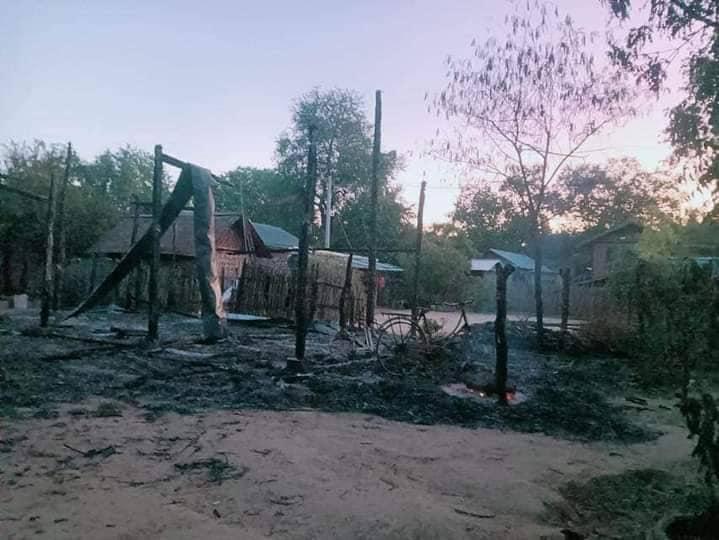 မီးရှို့ဖျက်ဆီးခံရသော နှမ်းဆီကန်ကျေးရွာနေအိမ်များ၊ ဓာတ်ပုံ-We Love Myaing