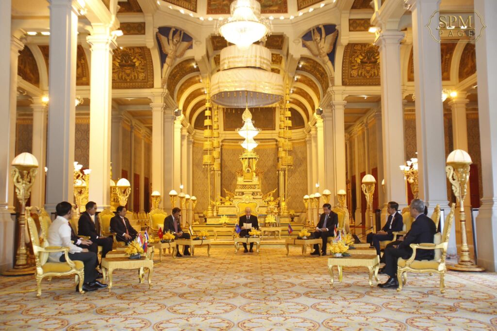 ထိပ်သီးအစည်းအဝေးမစတင်မီ အာဆီယံခေါင်းဆောင်တွေကို ကမ္ဘောဒီးယားနန်းတော်မှာတွေ့ရစဉ်