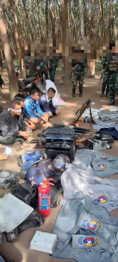 (ဖမ်းမိသော ရဲများနှင့် သိမ်းဆည်းရမိသော လက်နက်ခဲယမ်းများ၊ ဓာတ်ပုံ - နဂါးနီစစ်ကြောင်း)